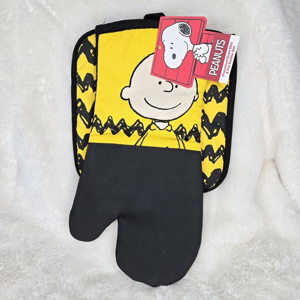 Charlie Brown/Peanuts Oversized Oven Mitt &‎ Pot Holder Set, 2021 (New)